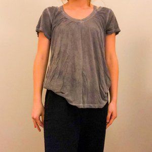 Grey shirt with cutouts in the shoulder